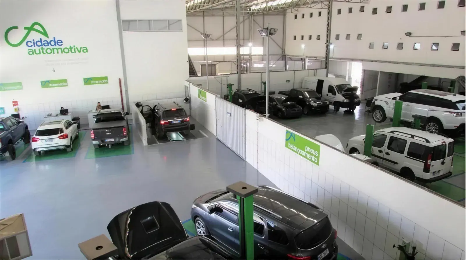 Estrutura da Cidade Automotiva com veículos em manutenção