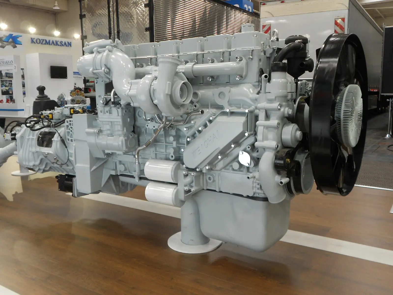 Motor diesel aberto para manutenção na Cidade Automotiva