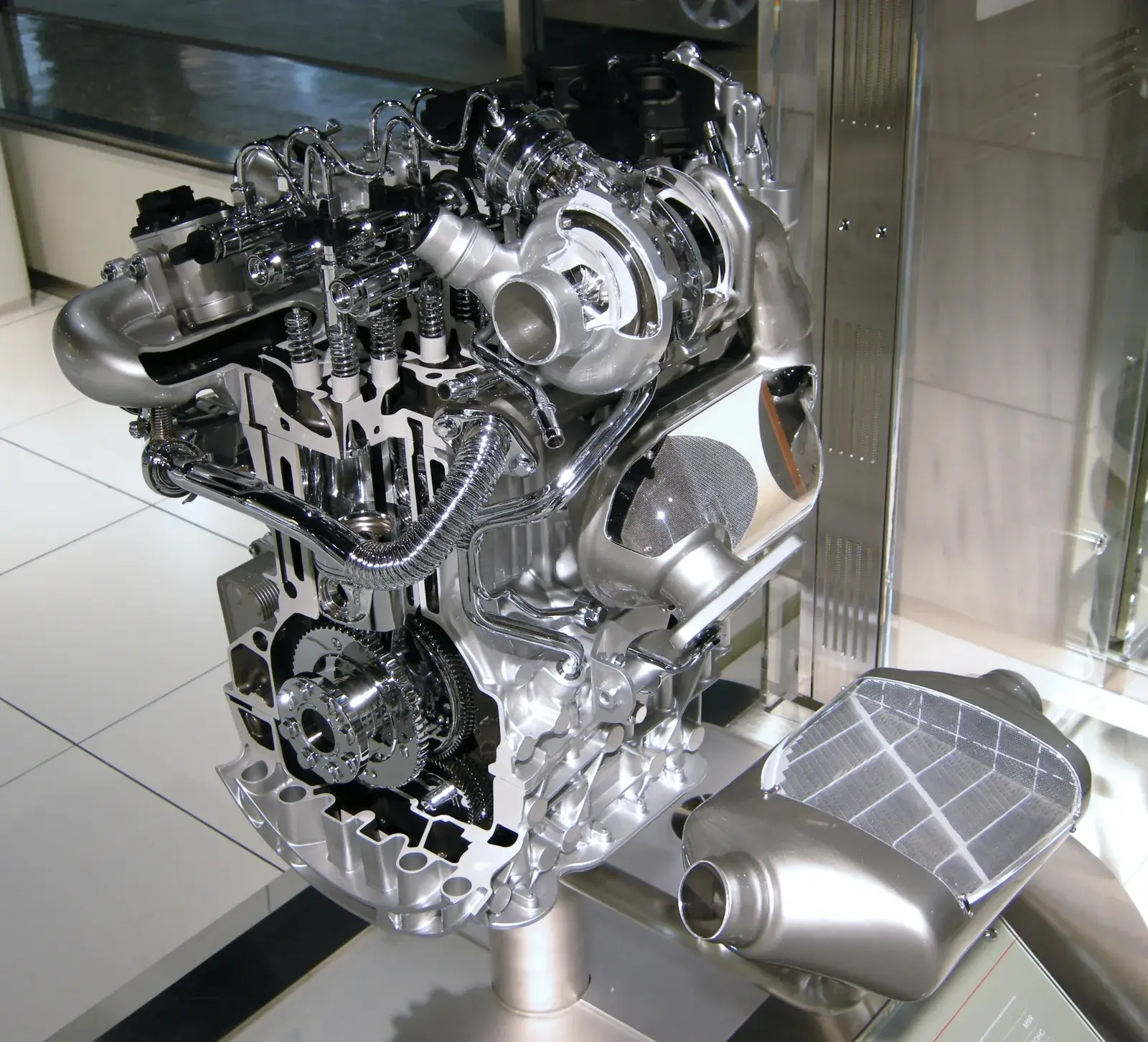 Motor diesel turbo em corte, com turbina, comando de válvulas e intercooler à mostra