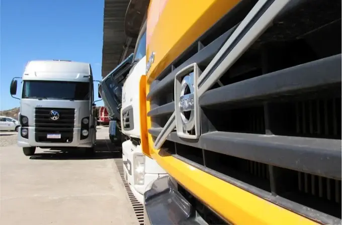 Caminhonetes diesel em manutenção na Cidade Automotiva