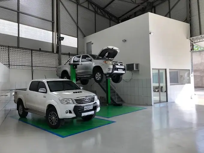 Jeep elevado no box da Cidade Automotiva
