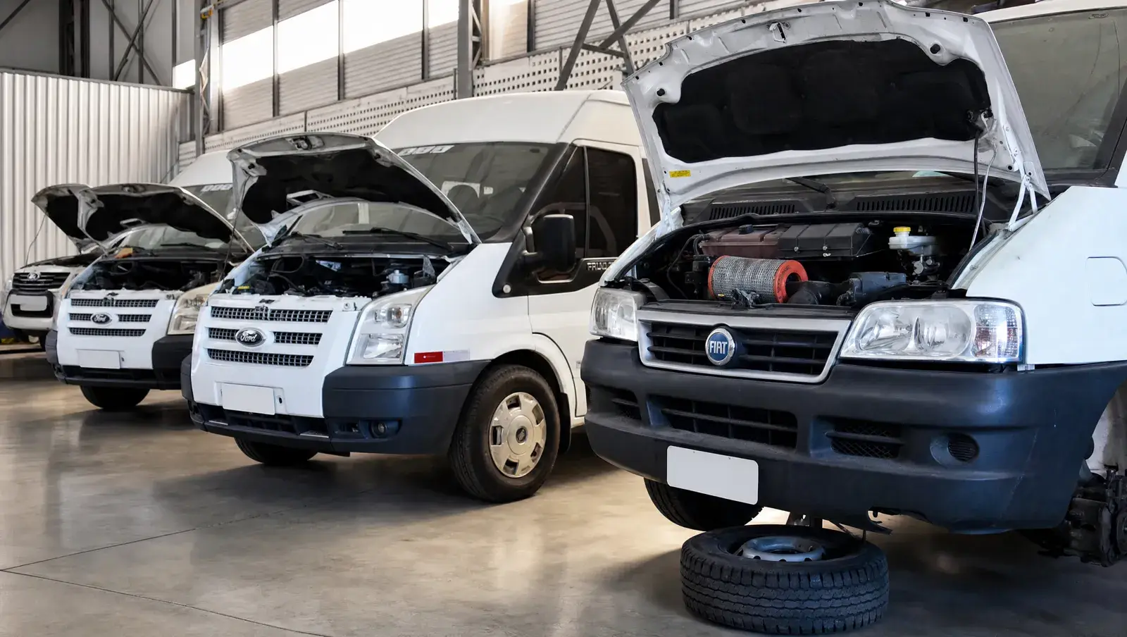 Vans e utilitários em manutenção nos boxes da Cidade Automotiva, em Vespasiano