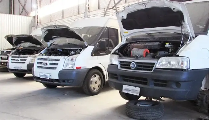 Frota de vans e utilitários em manutenção na Cidade Automotiva